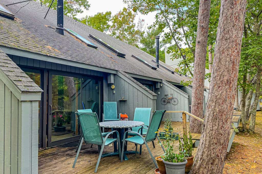 River-view condo with fireplace, deck, washer/dryer, and community firepit