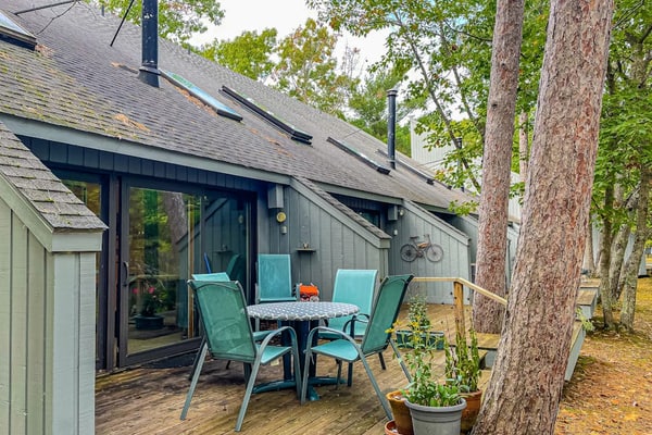 River-view condo with fireplace, deck, washer/dryer, and community firepit