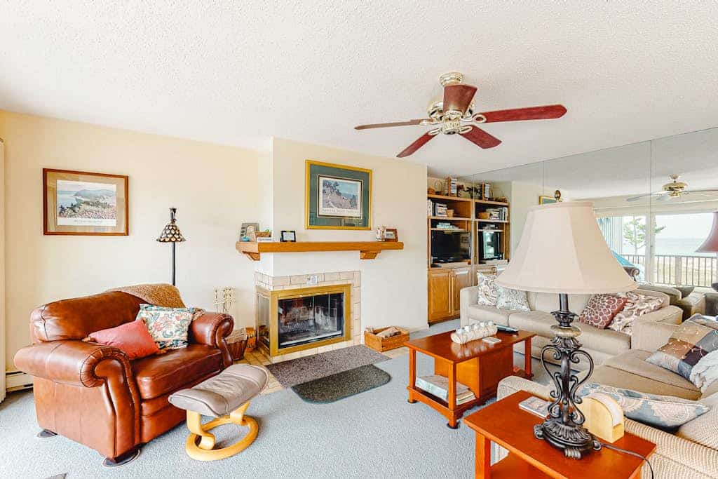 Lovely Lake Michigan beachfront condo with deck, washer/dryer, fireplace, views