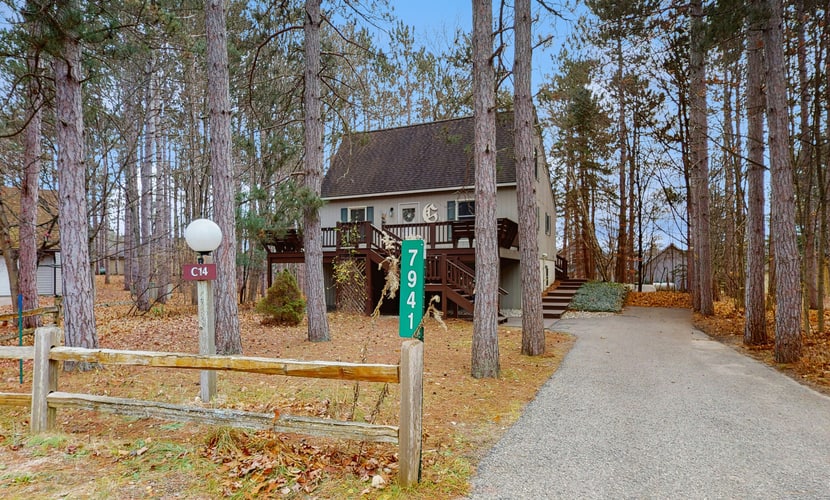 Spacious Home with deck, grill & added Crystal Mountain Amenities