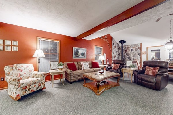 Spacious Home with deck, grill & added Crystal Mountain Amenities