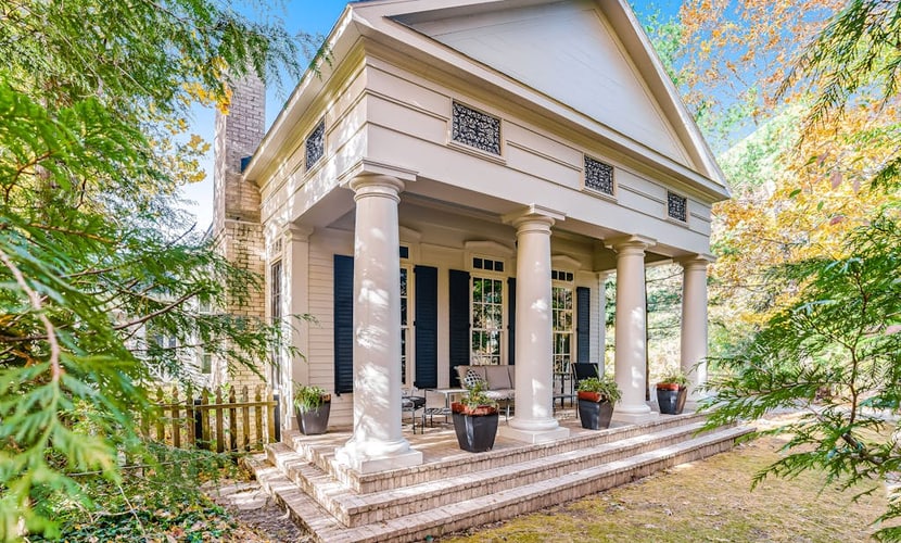 Luxurious home with woodstove, fireplace, & screened porch - walk everywhere