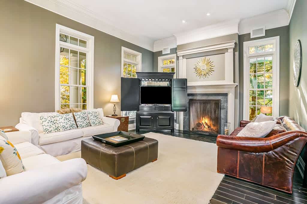 Luxurious home with woodstove, fireplace, & screened porch - walk everywhere