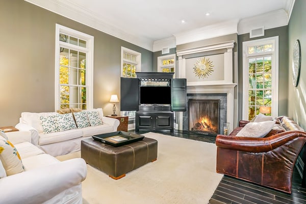Luxurious home with woodstove, fireplace, & screened porch - walk everywhere
