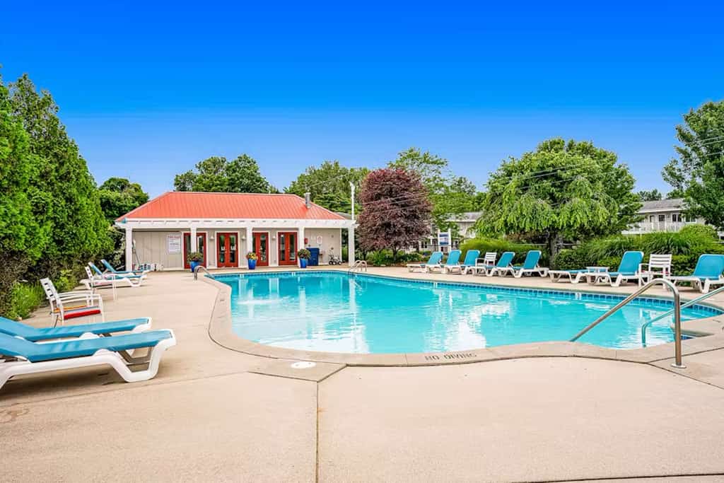 Charming 2BR/2BA Condo 1 Mile from Lake Michigan, with shared pool