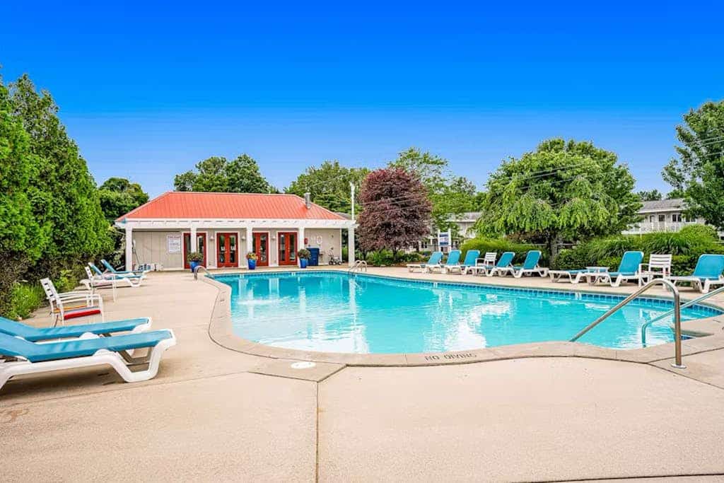 Charming 2BR/2BA Condo 1 Mile from Lake Michigan, with shared pool