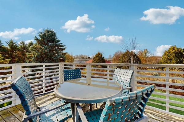 Charming 2BR/2BA Condo 1 Mile from Lake Michigan, with shared pool
