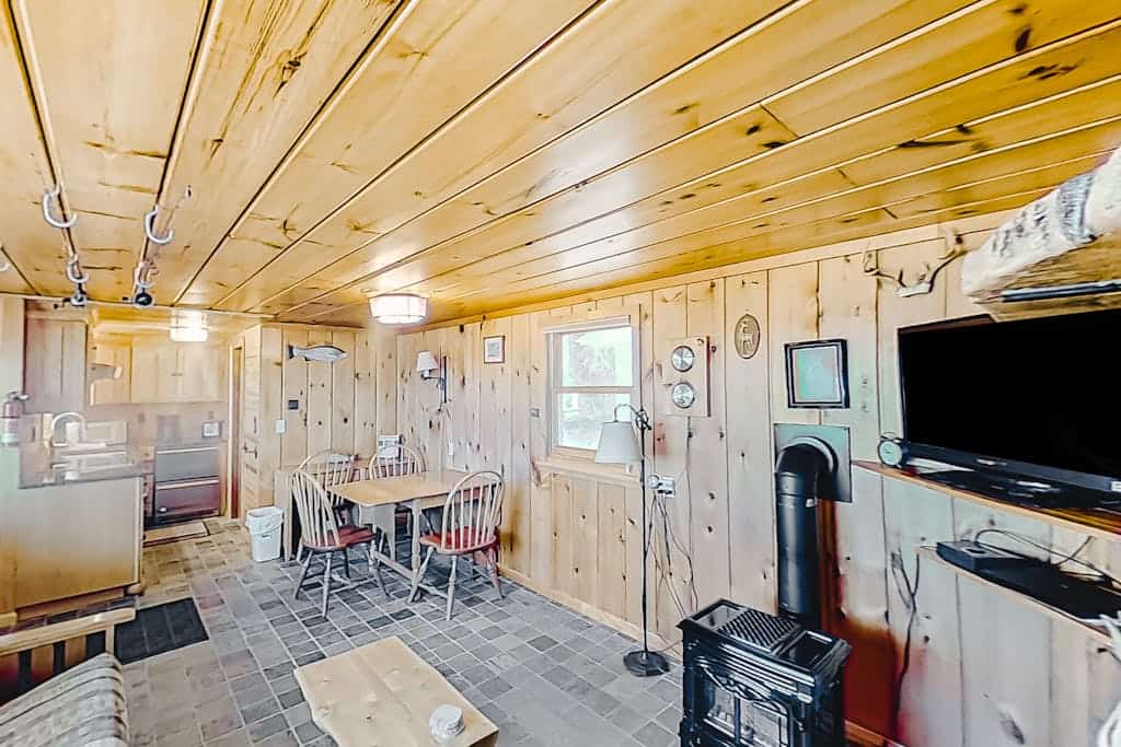 Rustic getaway on Crystal Lake w/ firepit, guest house & private dock