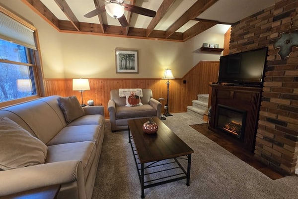 Peaceful dog-friendly home with gas grill & nearby resort amenities