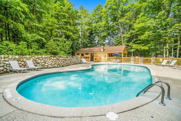 Beautiful 2B/2B Harbor Springs Condo Just 6 Mi to Lake Michigan!