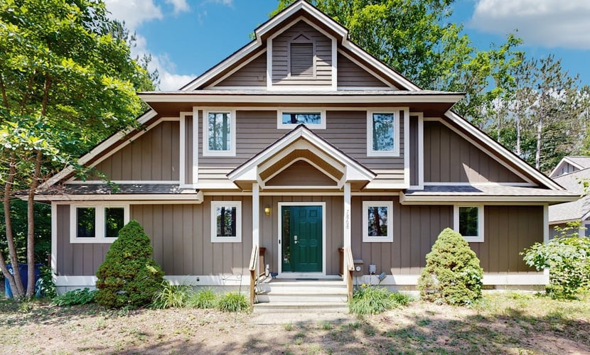 Comfy All Seasons Retreat, Ski-and-Golf Getaway – Walk to Crystal Mountain!
