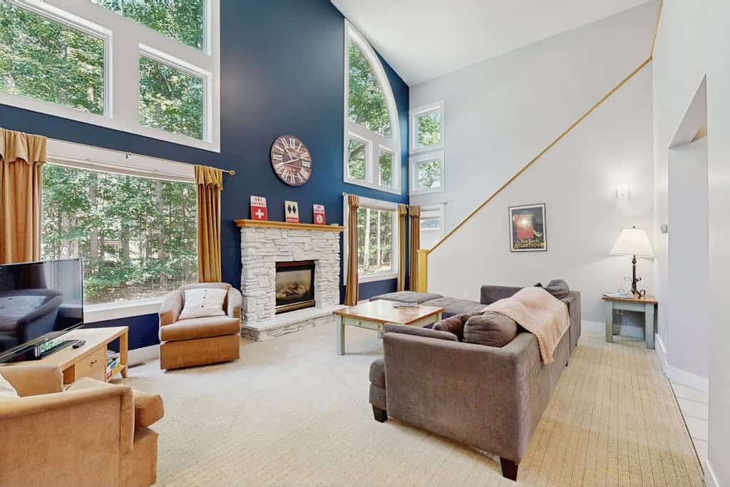Comfy All Seasons Retreat, Ski-and-Golf Getaway ‚Äì Walk to Crystal Mountain!