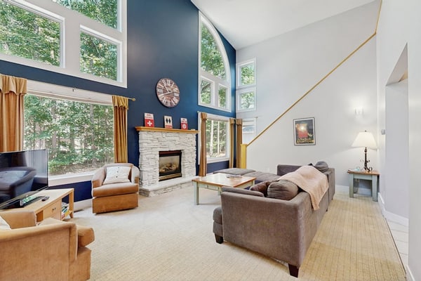 Comfy All Seasons Retreat, Ski-and-Golf Getaway – Walk to Crystal Mountain!