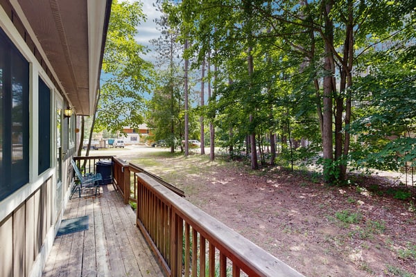 Comfy All Seasons Retreat, Ski-and-Golf Getaway – Walk to Crystal Mountain!