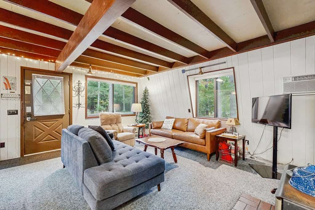 Spacious chalet with deck, grill & firepit w/ Crystal Mountain Amenities