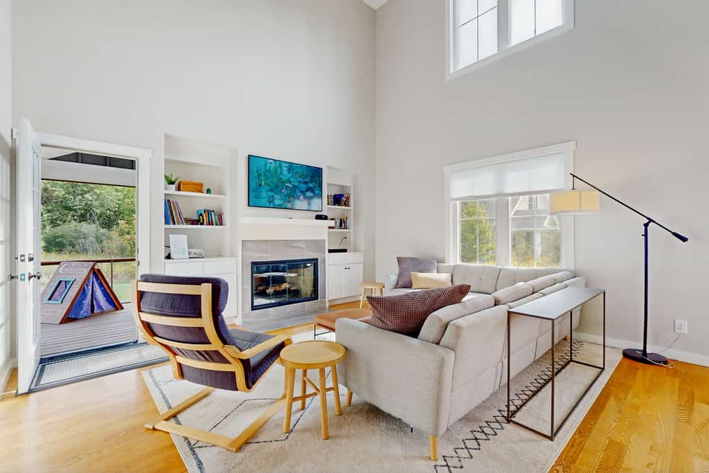 Newly-built home on a grassy lot with washer/dryer & screened deck