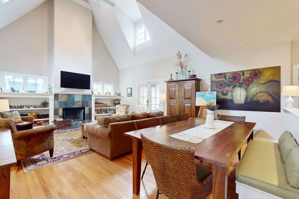 Lovely Union Pier Home with WiFi/Backyard/Firepit/Private Hot Tub/Pool