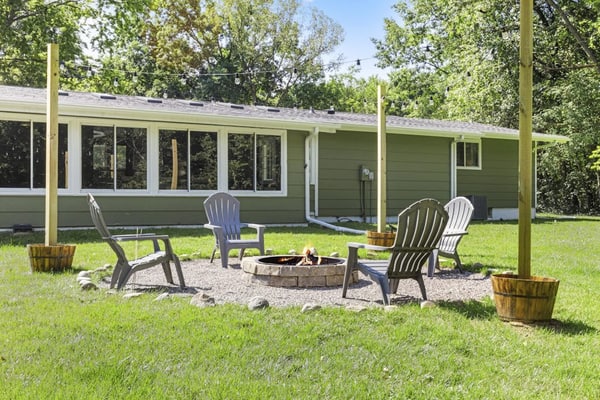 Charming Harbor Country Home w/ large yard, outdoor dining, fire pit & gas grill