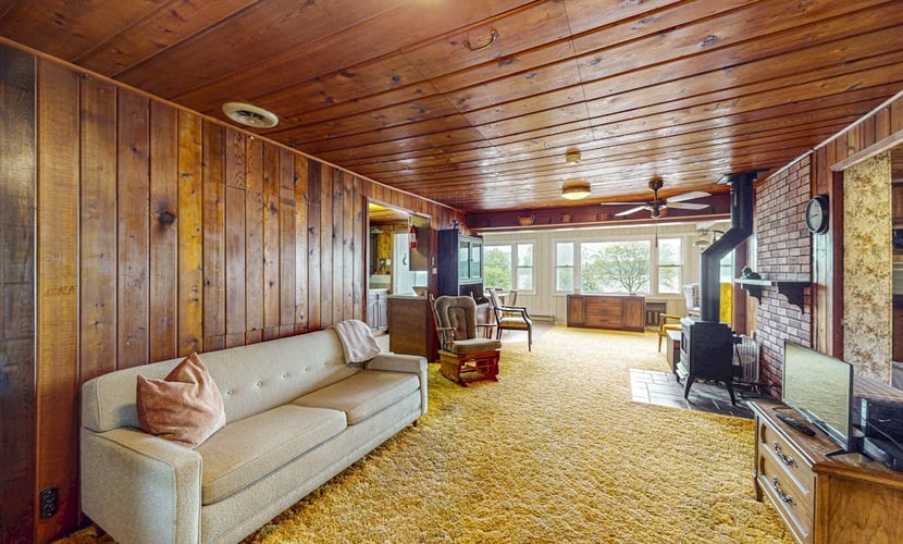 Rustic Cottage w/ dock access, kayaks, and year-round adventures in East Jordan