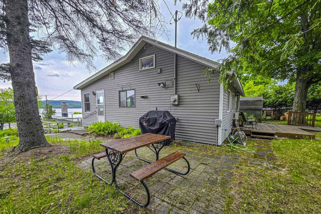 Rustic Cottage w/ dock access, kayaks, and year-round adventures in East Jordan