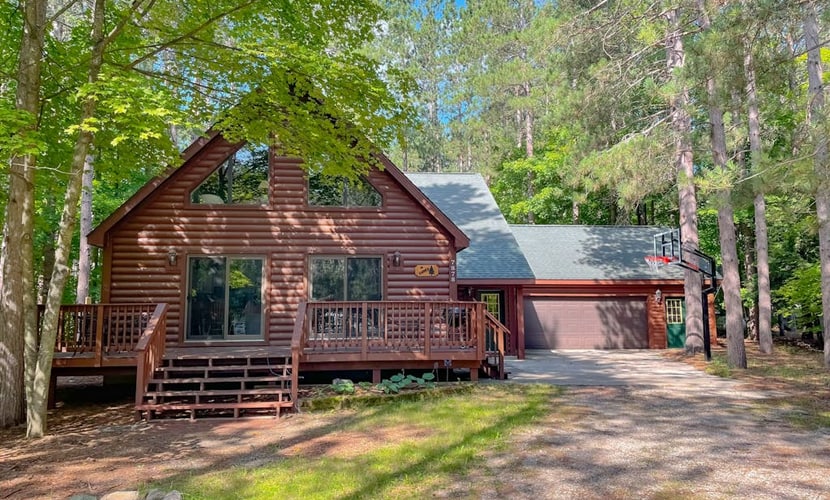 Resort home with private indoor hot tub, game room, firepit, bikes, Ping-Pong