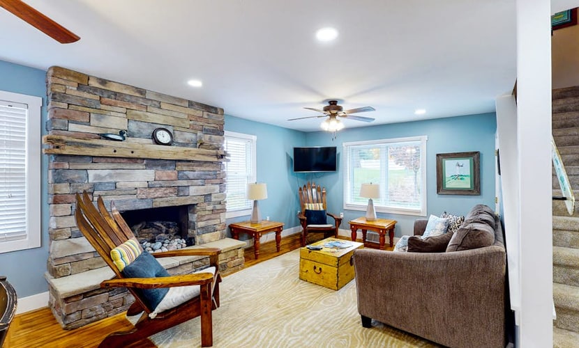 Remodeled farmhouse near downtown with a firepit, central AC & washer/dryer,