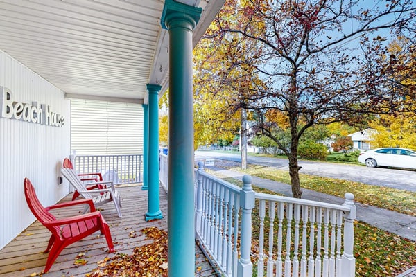 Remodeled farmhouse near downtown with a firepit, central AC & washer/dryer,