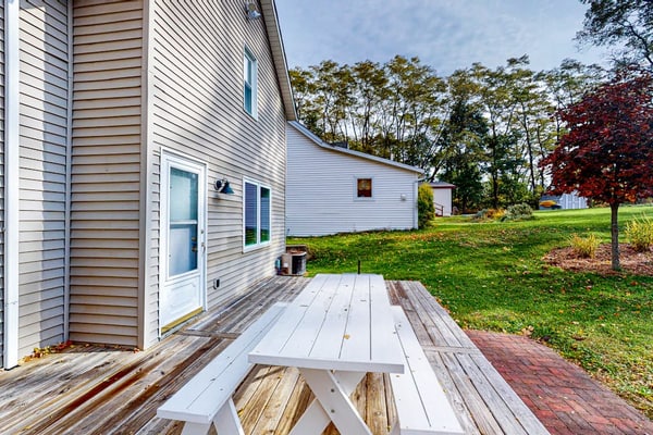 Remodeled farmhouse near downtown with a firepit, central AC & washer/dryer,