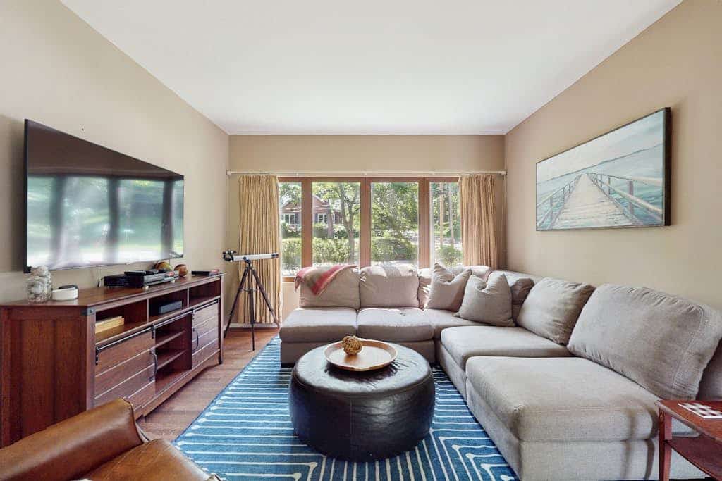 Rustic beach cottage with partial lake views, grill, & WiFi - great location