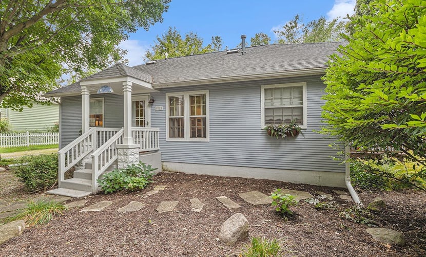 Garden-style cottage with easy beach access, screened porch & small yard
