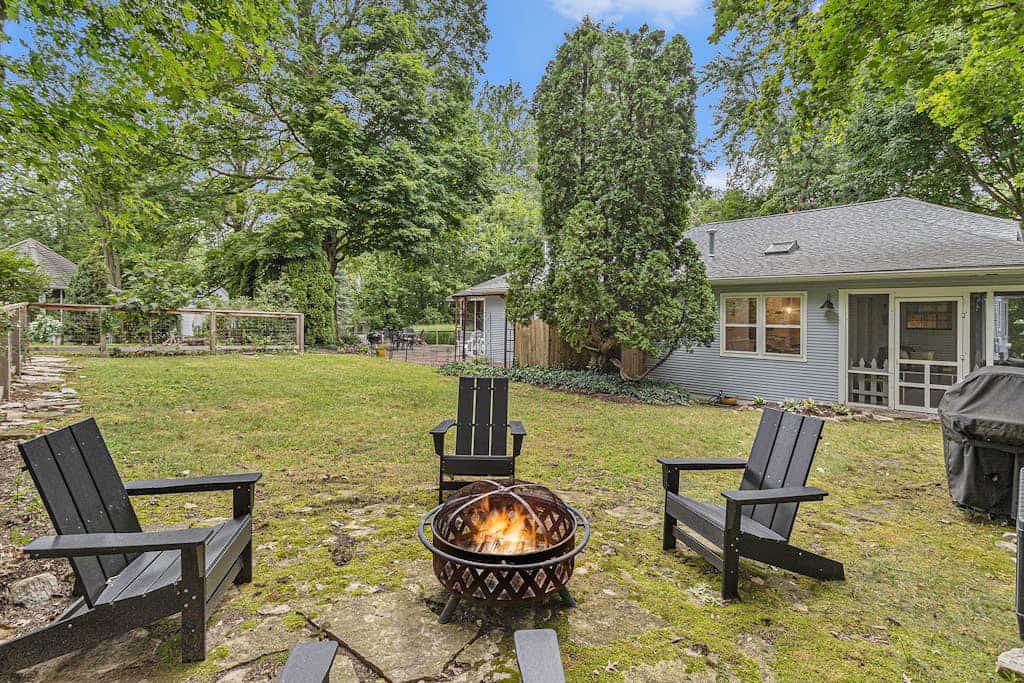 Garden-style cottage with easy beach access, screened porch & small yard