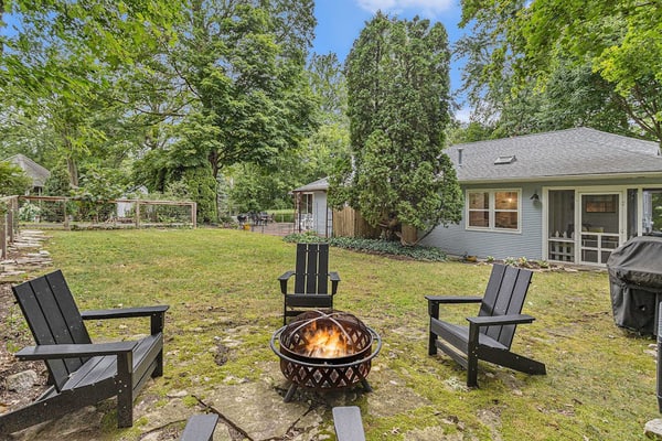 Garden-style cottage with easy beach access, screened porch & small yard