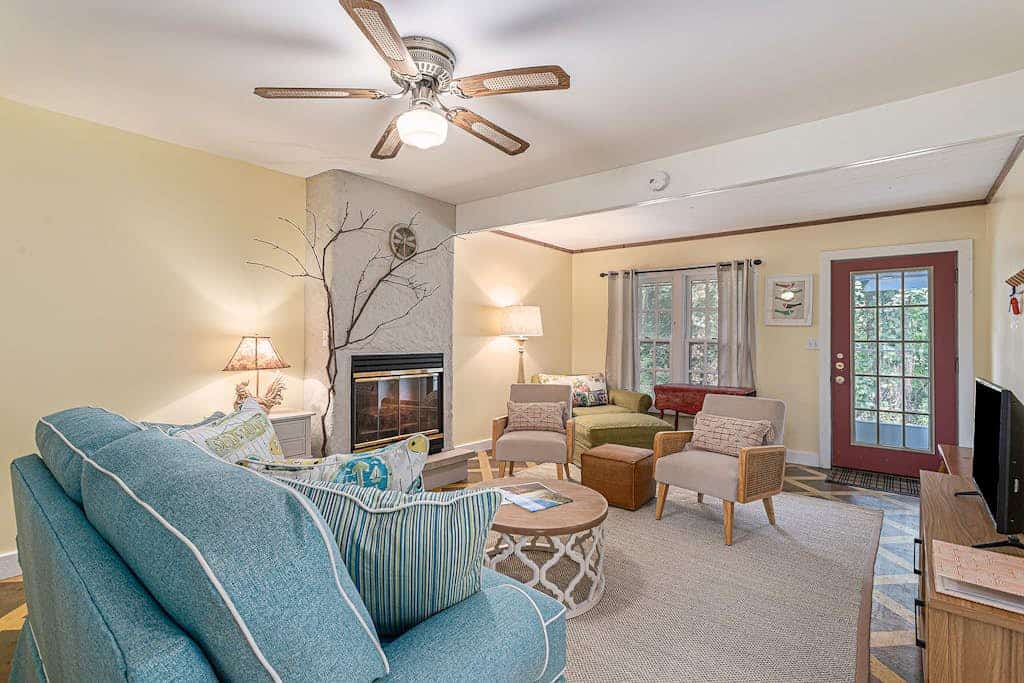 Garden-style cottage with easy beach access, screened porch & small yard