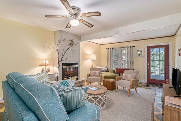 Garden-style cottage with easy beach access, screened porch & small yard