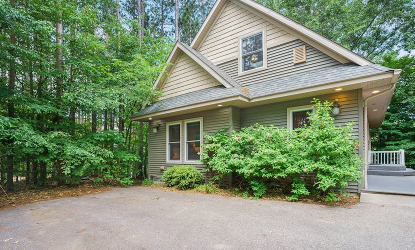 Dreamy retreat near the lake with spacious deck, foosball, Ping-Pong & kayaks