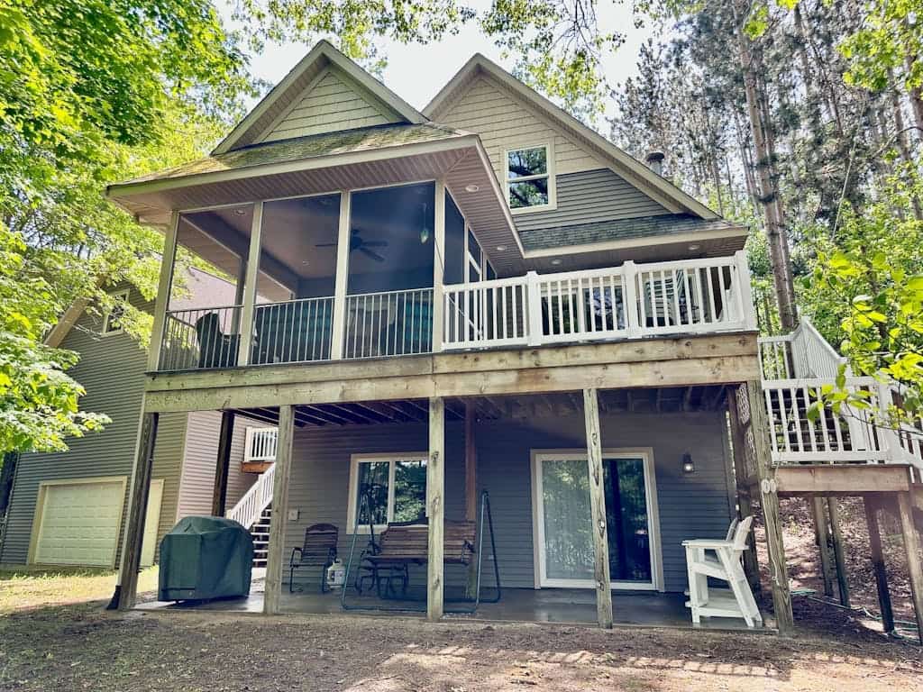 Dreamy retreat near the lake with spacious deck, foosball, Ping-Pong & kayaks