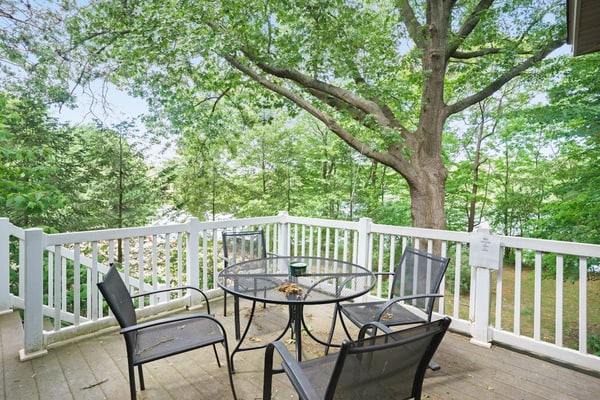 Dreamy retreat near the lake with spacious deck, foosball, Ping-Pong & kayaks