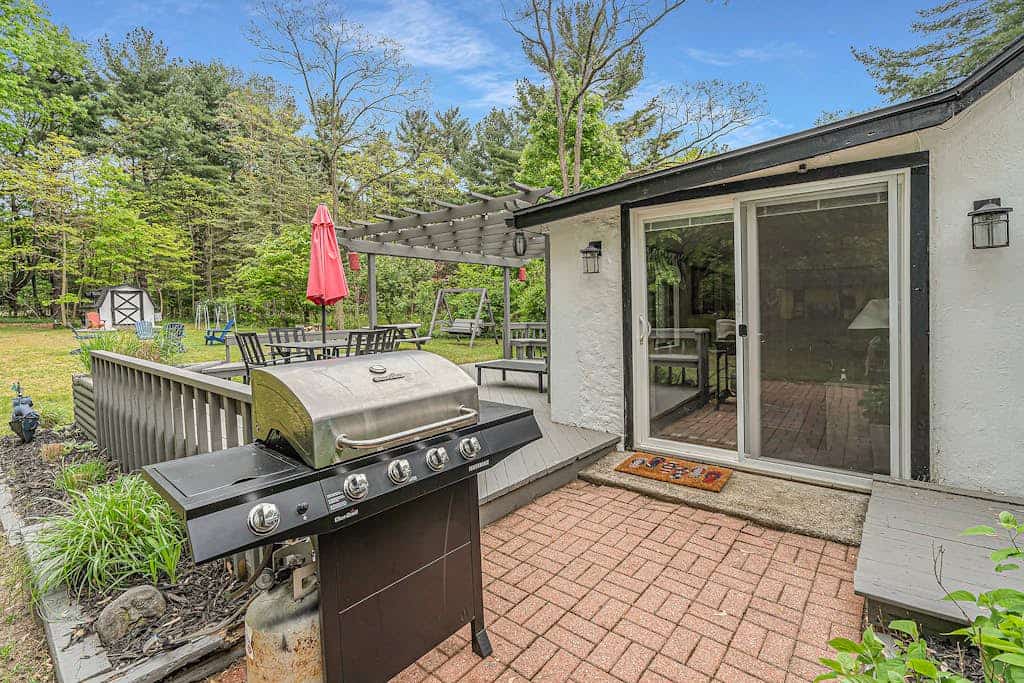 Quiet remodeled cottage near downtown Sawyer - private deck, gas grill, firepit