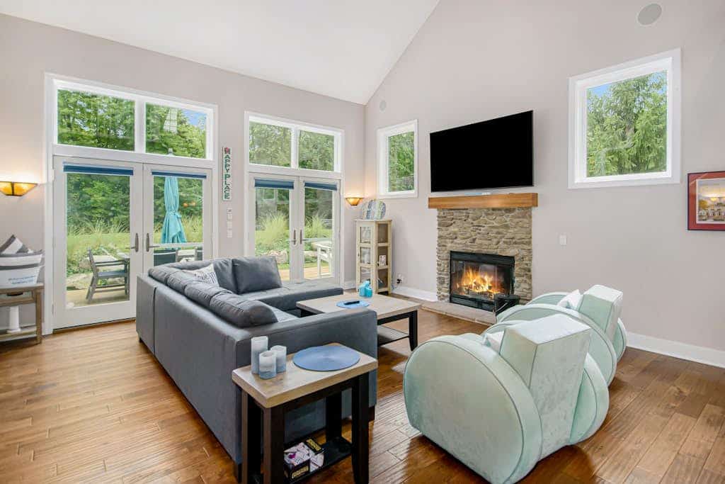 Appy Place with beautiful yard, apple trees, & firepit - walk to private beach