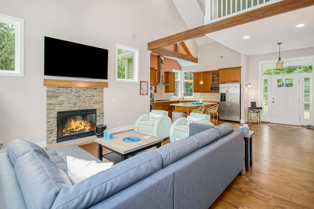 Appy Place with beautiful yard, apple trees, & firepit - walk to private beach
