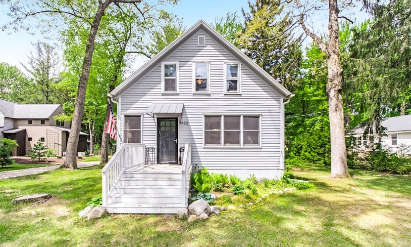 Charming Home w/Large Yard, Free WiFi, Furnished Deck, Gas Grill, Firepit