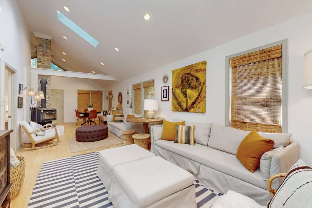Cozy Modern Cottage, Near beach & Town, Lovely Large Back Yard, WIFI, & W/D
