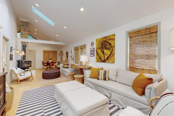 Cozy Modern Cottage, Near beach & Town, Lovely Large Back Yard, WIFI, & W/D