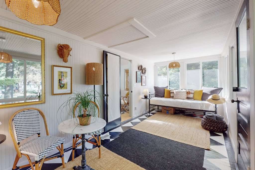 Cozy Modern Cottage, Near beach & Town, Lovely Large Back Yard, WIFI, & W/D