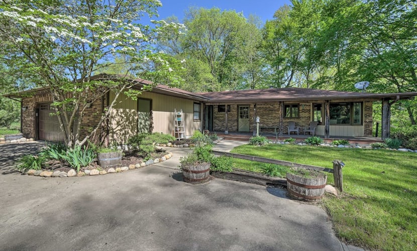 Serene Home with Fire pit, Gas Grill, WIFI & Close to Beach