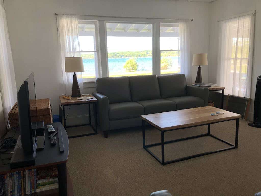Pleasant lake house w/ free cable, guest kayak, set on trail - dogs allowed