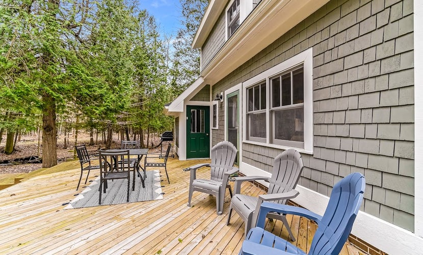 Secluded home w/ private grill, gas fireplace, full kitchen, and free WiFi