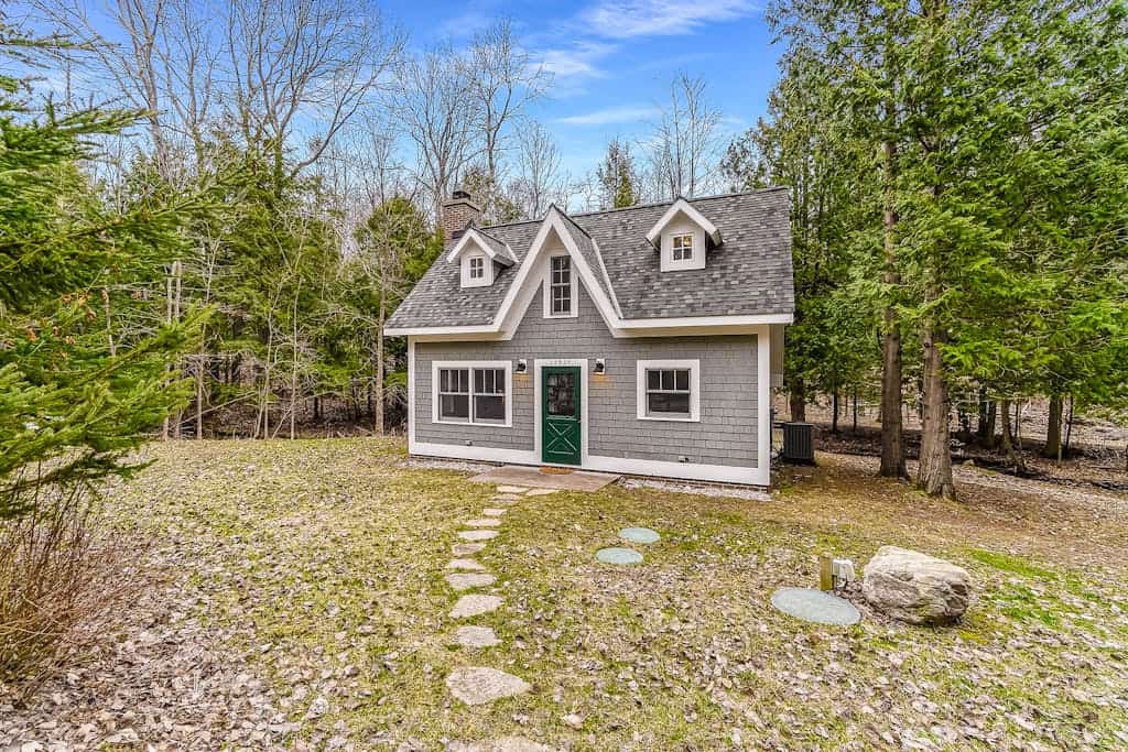 Secluded home w/ private grill, gas fireplace, full kitchen, and free WiFi
