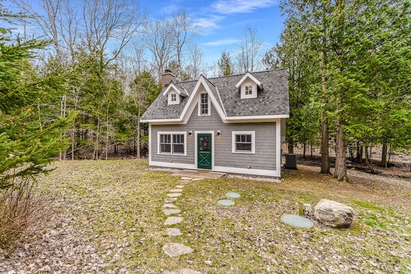 Secluded home w/ private grill, gas fireplace, full kitchen, and free WiFi