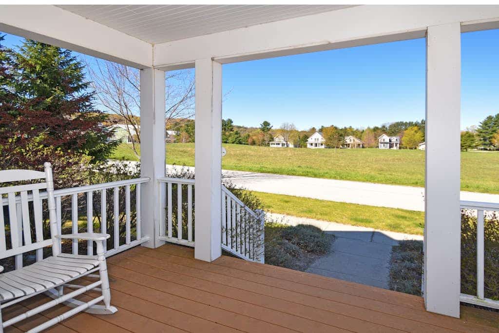 Adorable farmhouse style home with washer/dryer, central AC, deck - near lake
